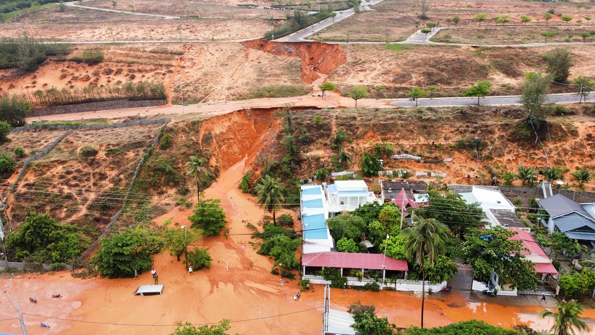 Sạt lở đất, cát vùng dự án ở Bình Thuận: Đừng để “mất bò mới lo làm chuồng” (29/05/2024)